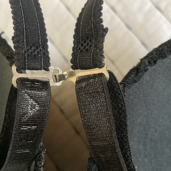 TAHARI 38C black wired padded cup bra in great barely worn preowned condition - Picture 6 of 16